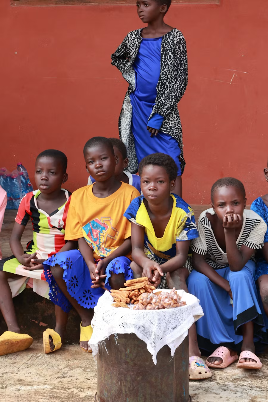 Des enfants assis lors d'un événement communautaire SFEM