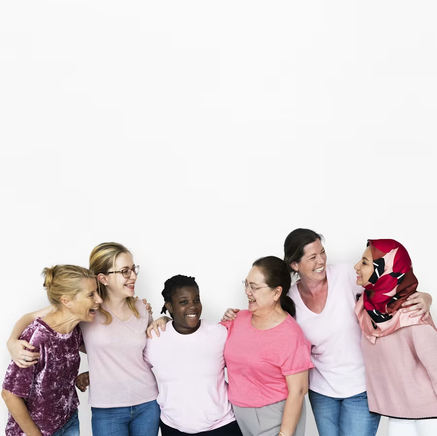 Six femmes souriantes de diverses origines réunies ensemble