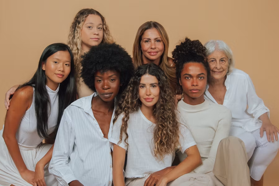 Un groupe diversifié de femmes souriantes réunies ensemble