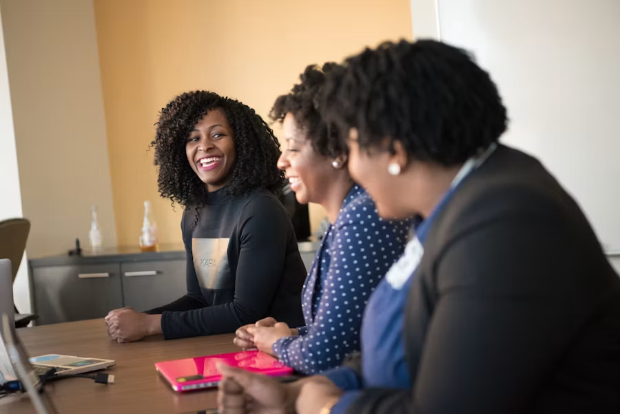 Un groupe diversifié de femmes souriantes réunies ensemble